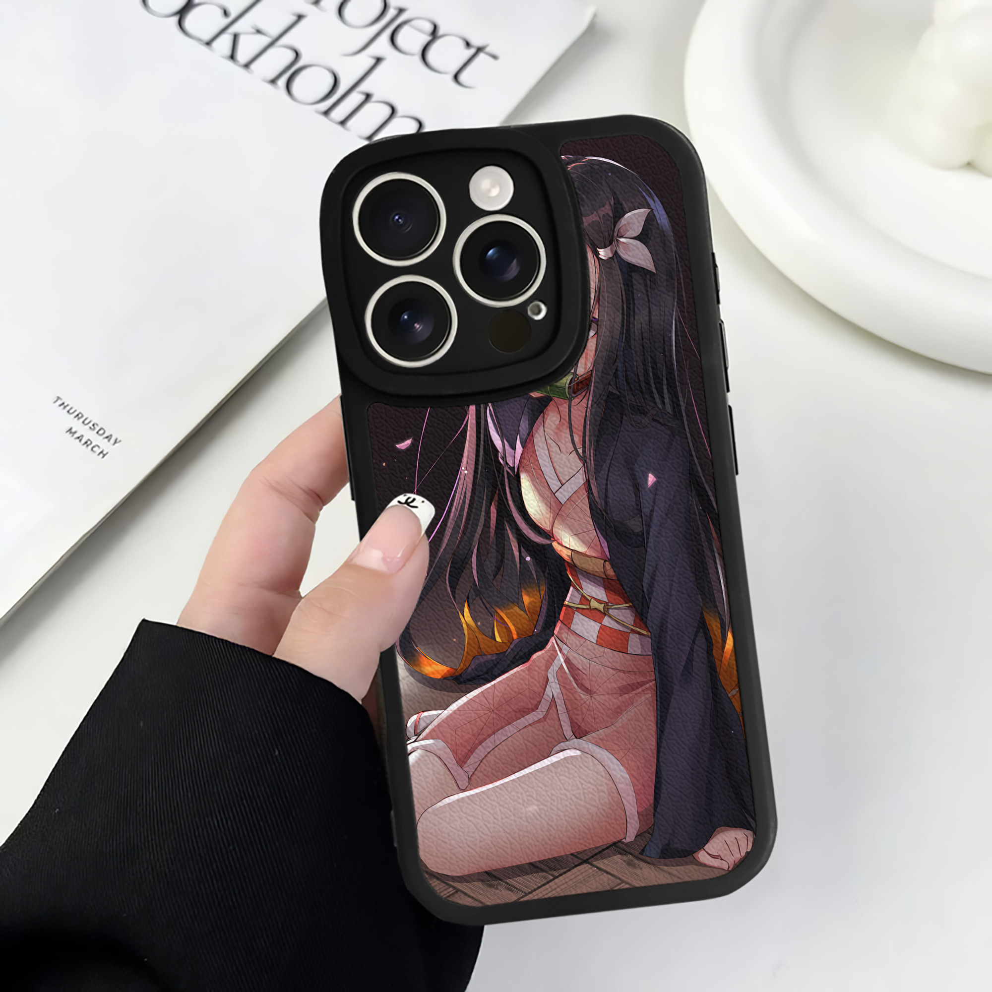 （画像用） 鬼滅の刃（きめつのやいば）竈門 禰󠄀豆子／かまど ねずこ Kamado Nezuko 【iPhone 16シリーズ対応】シリコンスマホケース（レザー調） 材質：シリコン